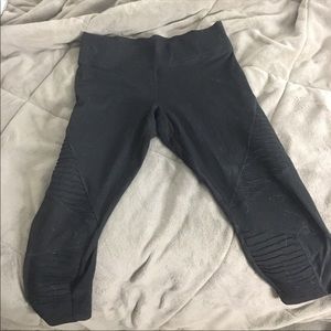 VICTORIAS SECRET CAPRI LEGGINGS